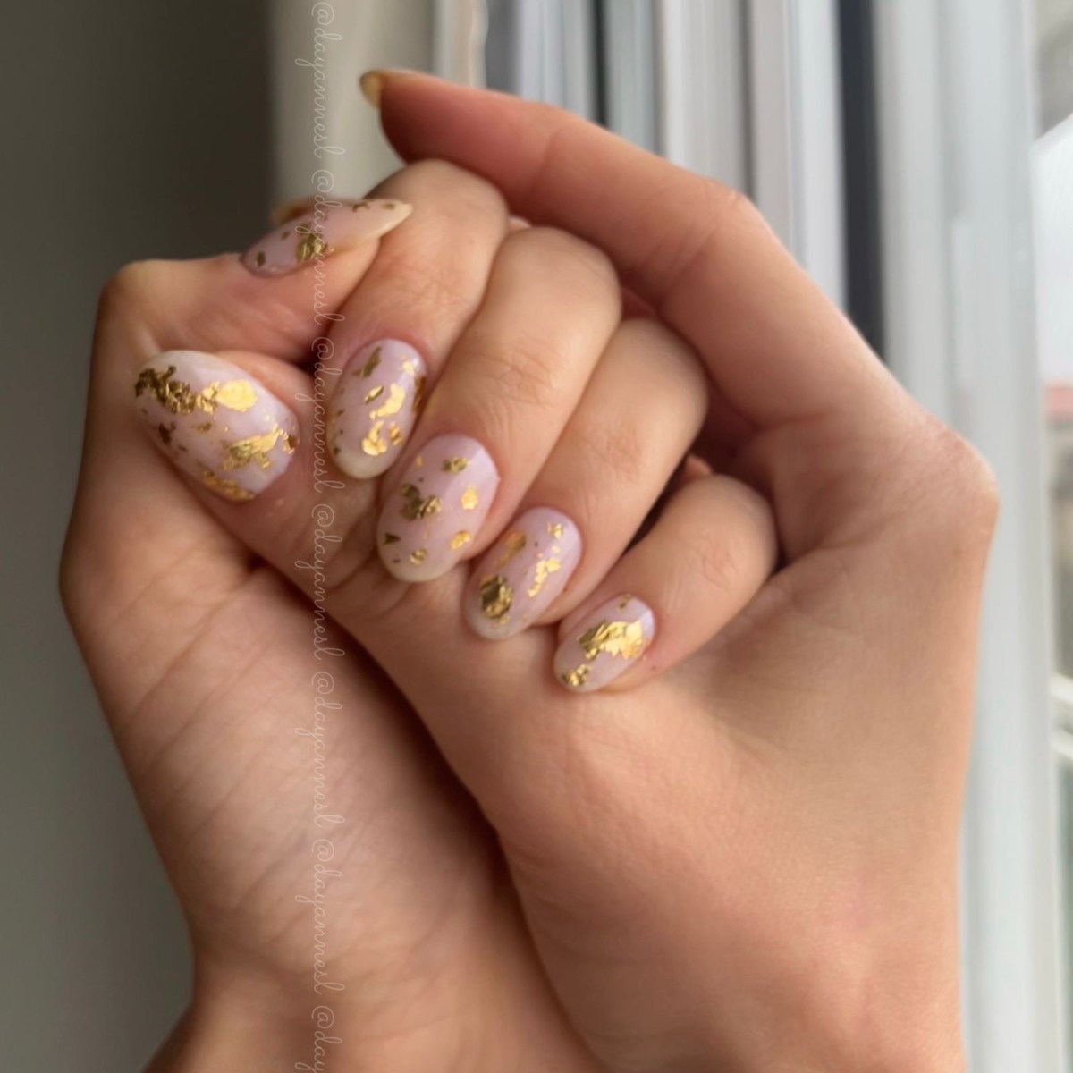 Tendências de Cores que Combinam com Dourado nas Unhas em 2025
