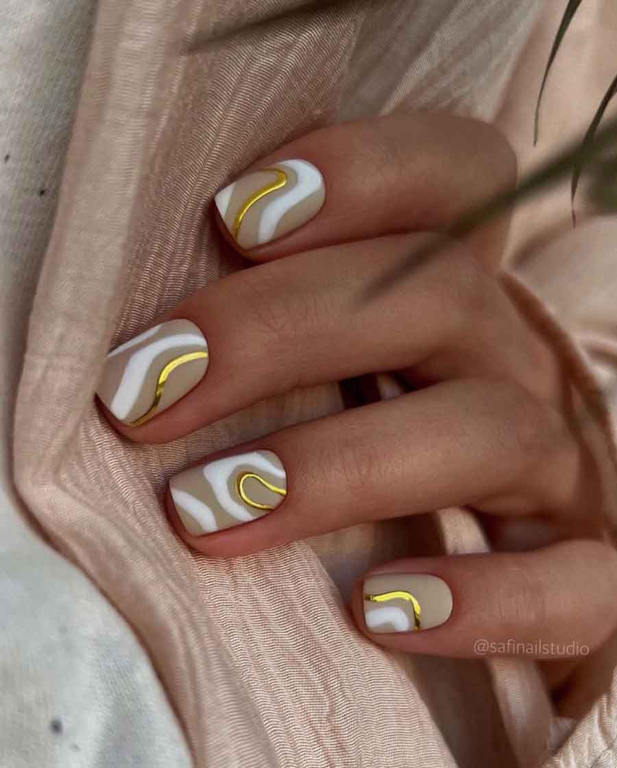 Inspirações de Unhas Minimalistas com Folha de Ouro para o Dia a Dia