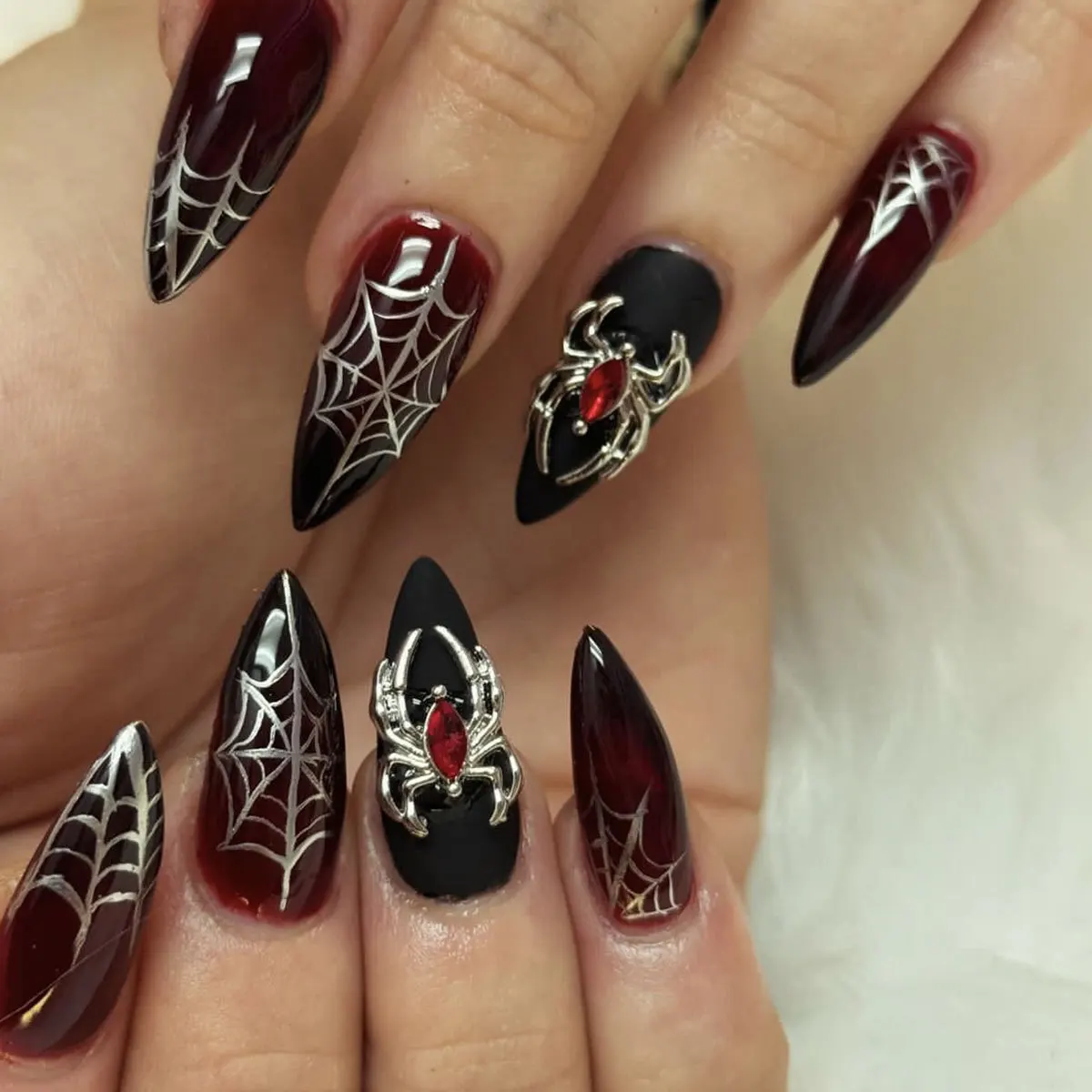 Unhas de Halloween: 10 Ideias Criativas Além da Teia de Aranha