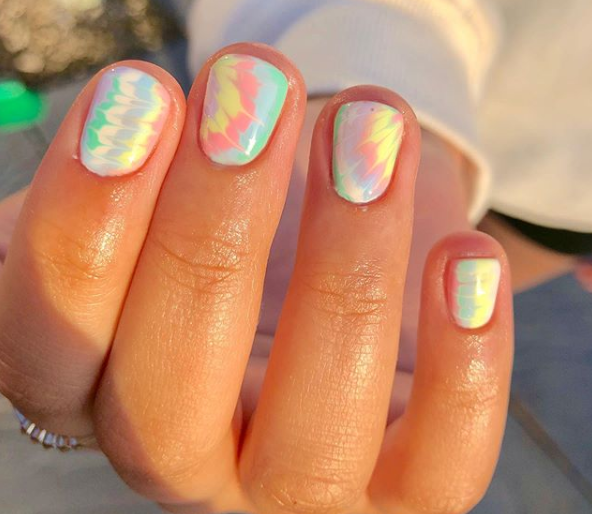 Guia completo de símbolos hippie para suas unhas