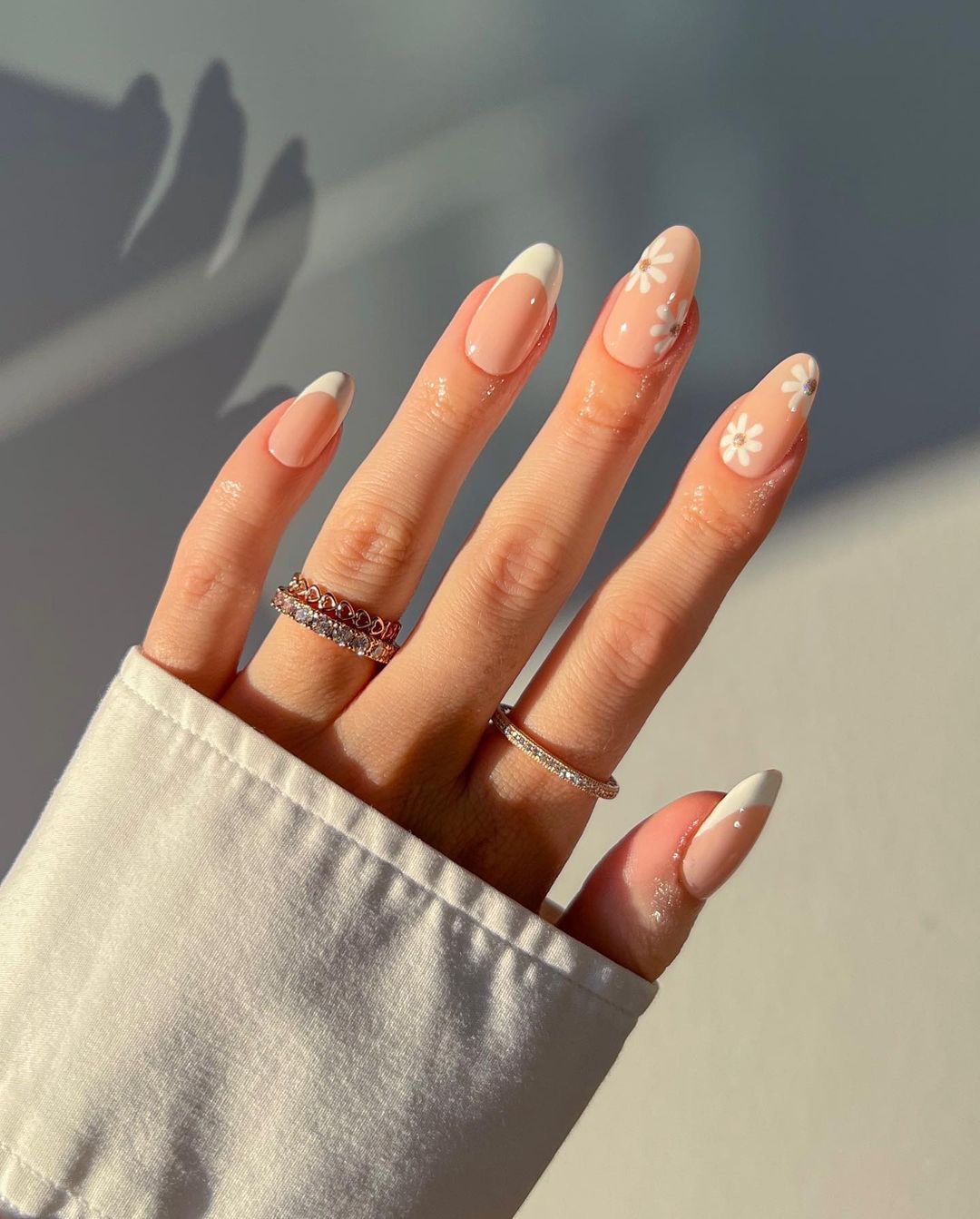 Unhas boho chic: elegância e natureza nas pontas dos dedos