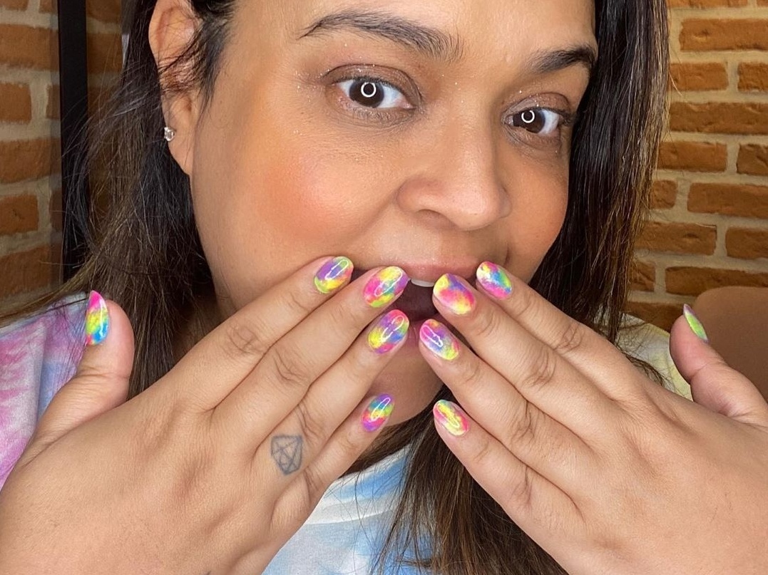 Unhas boho chic: elegância e natureza nas pontas dos dedos