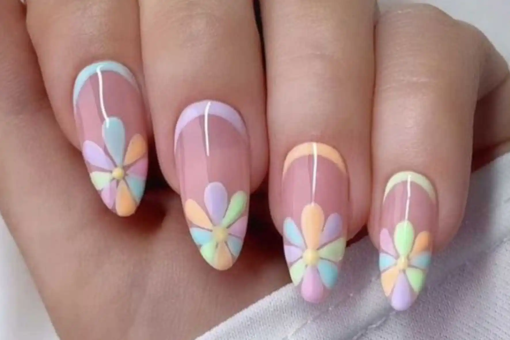 Unhas boho chic: elegância e natureza nas pontas dos dedos