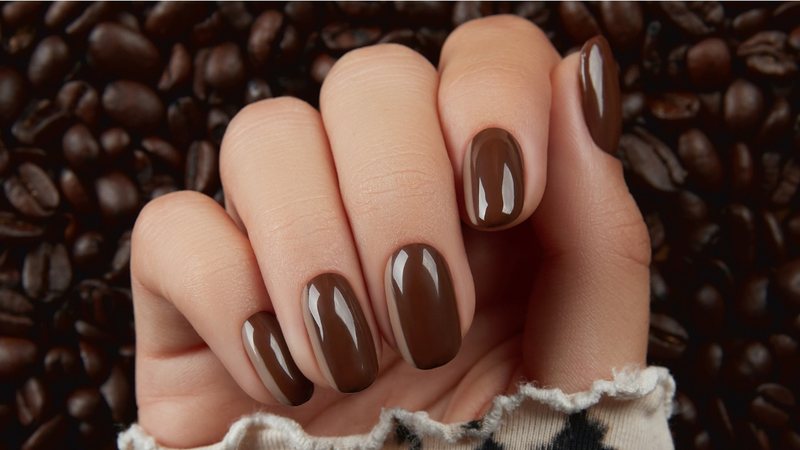 unha decorada marrom almond