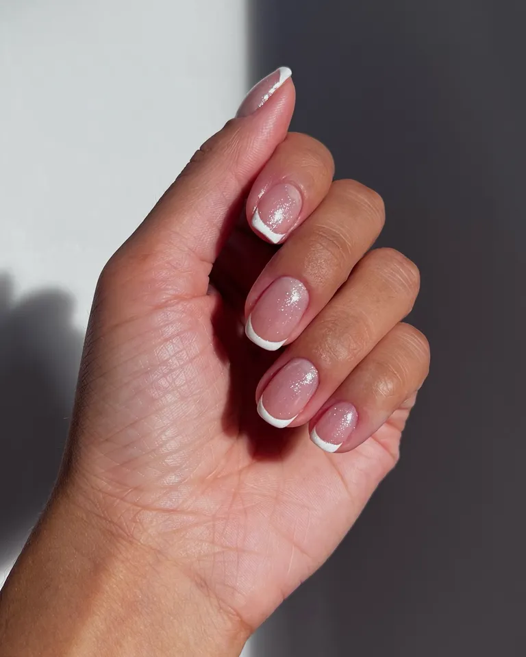 Francesinha Moderna e Minimalismo: Ideias de Nail Art para Unhas Quadradas Curtas