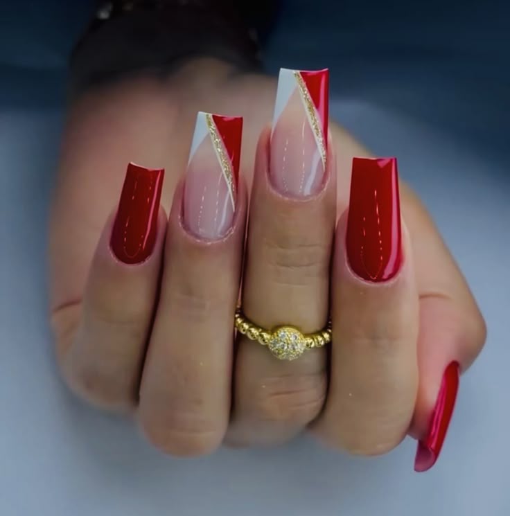 unha decorada vermelha e dourada