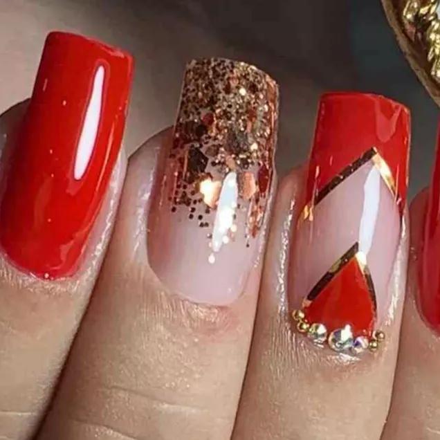 unha decorada vermelha e dourada