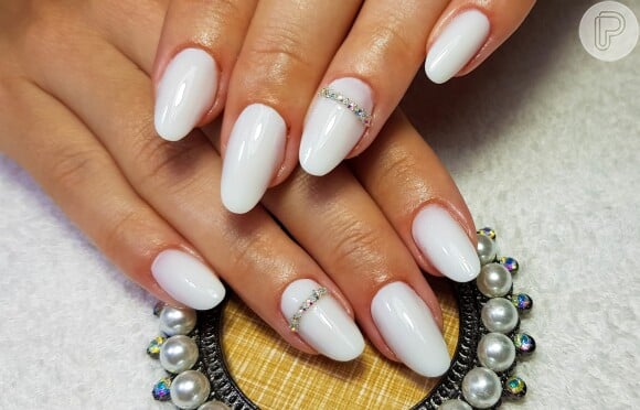 Inspirações de Unhas Brancas Florais para Primavera