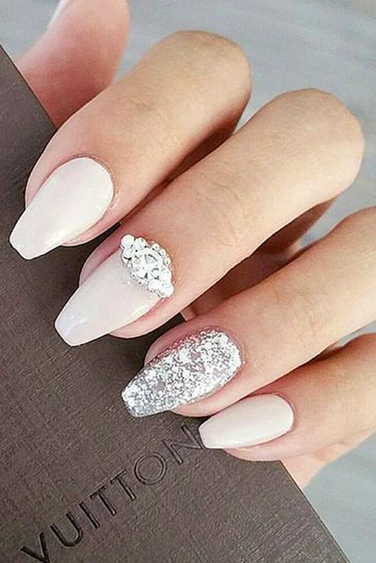 Unhas Brancas com Glitter: Dicas para o Ano Novo