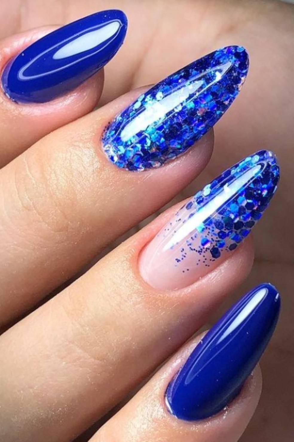 unha em gel azul com glitter