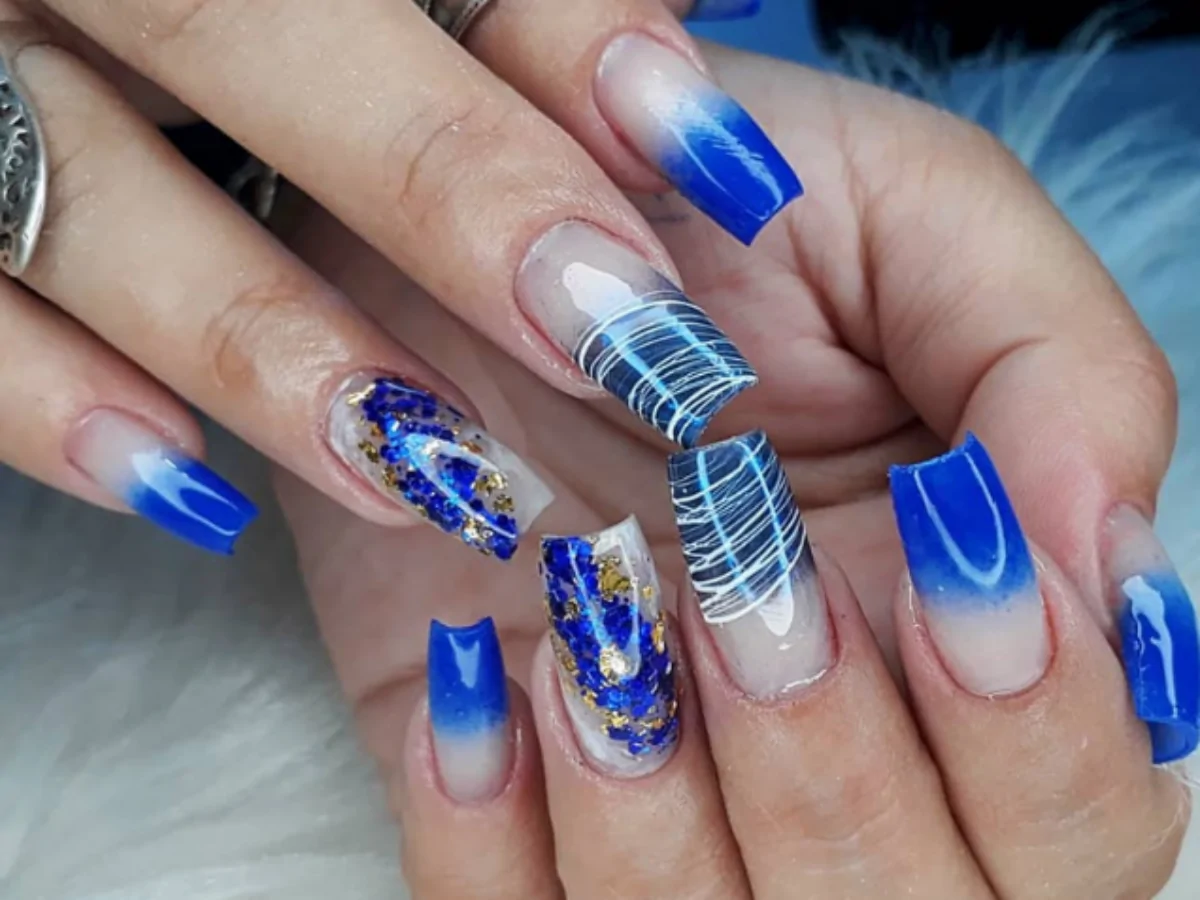 unha azul com glitter encapsulado