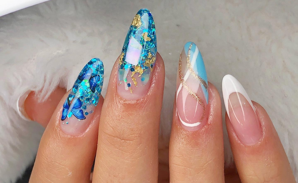 unha azul com glitter holográfico