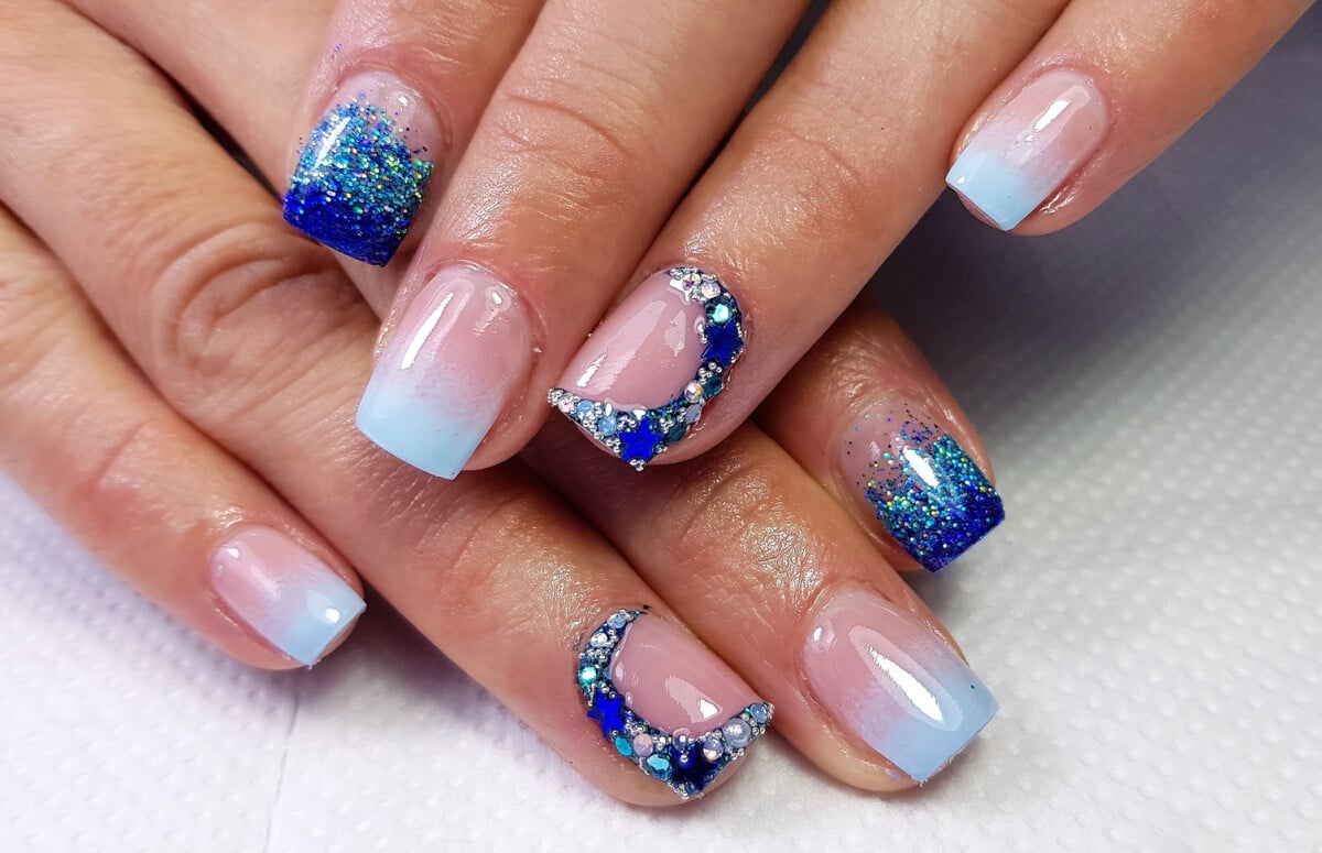 unha em gel azul com glitter