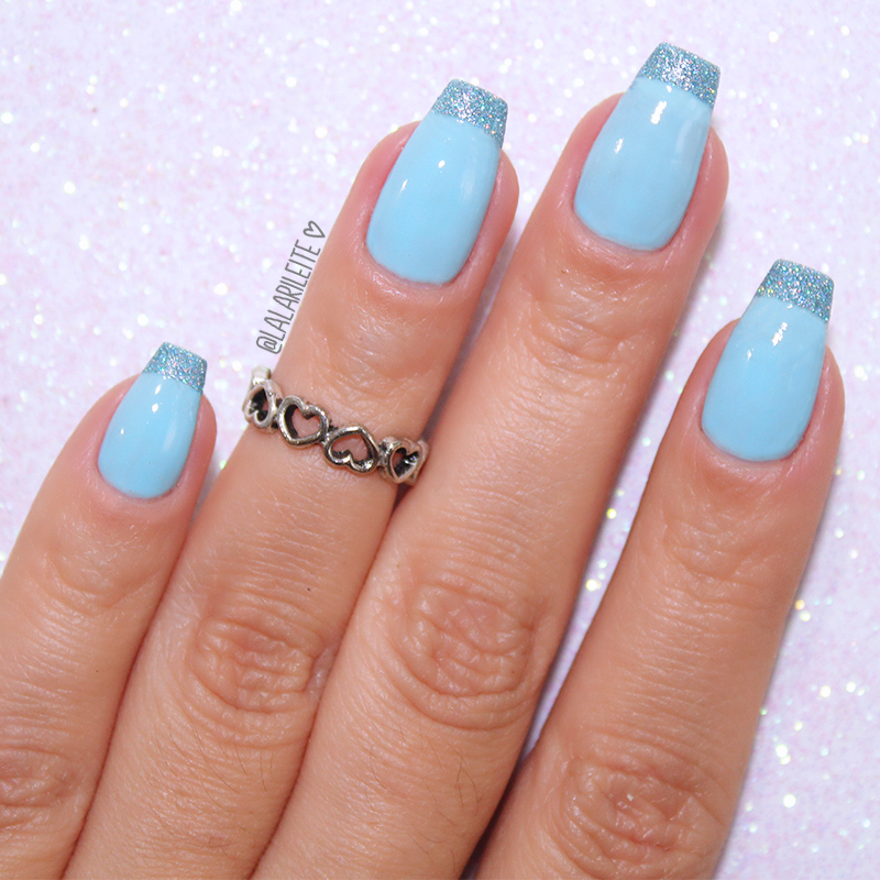 unha azul com glitter holográfico
