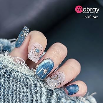 unha azul bebê com glitter sutil