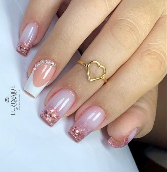 Guia Completo: Materiais Essenciais para Unha Encapsulada com Glitter; Passo a Passo Detalhado: Como Fazer Unha Encapsulada com Glitter em Casa; Inspirações de Nail Art: 10 Estilos de Unha Encapsulada com Glitter para Arrasar; Durabilidade e Cuidados: Tudo Sobre a Manutenção da Unha Encapsulada; Unha Encapsulada vs. Glitter Tradicional: Qual a Melhor Opção para Você?