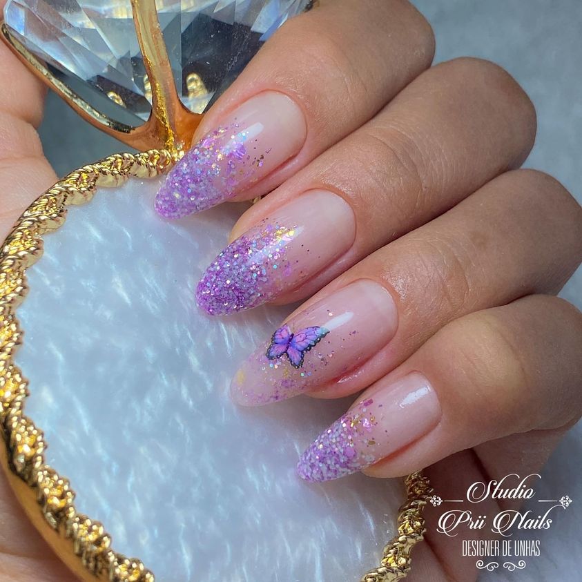 unha encapsulada com glitter