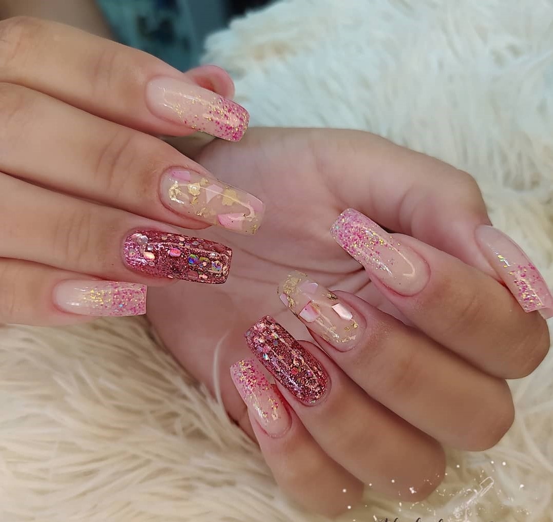 Guia Completo: Materiais Essenciais para Unha Encapsulada com Glitter; Passo a Passo Detalhado: Como Fazer Unha Encapsulada com Glitter em Casa; Inspirações de Nail Art: 10 Estilos de Unha Encapsulada com Glitter para Arrasar; Durabilidade e Cuidados: Tudo Sobre a Manutenção da Unha Encapsulada; Unha Encapsulada vs. Glitter Tradicional: Qual a Melhor Opção para Você?