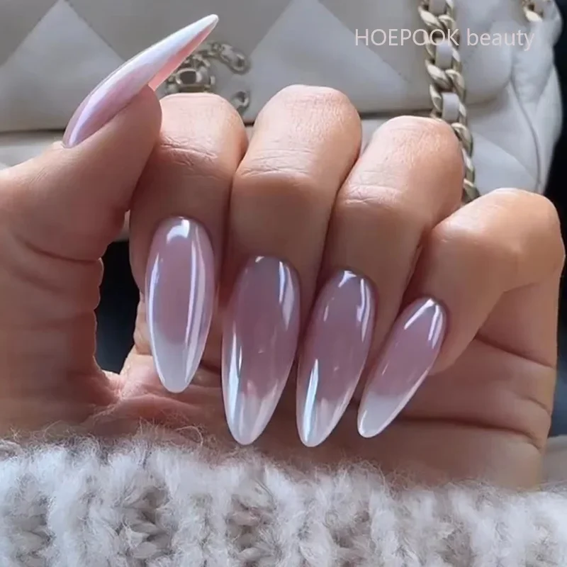 Unhas amendoada com francesinha colorida: Inspirações vibrantes