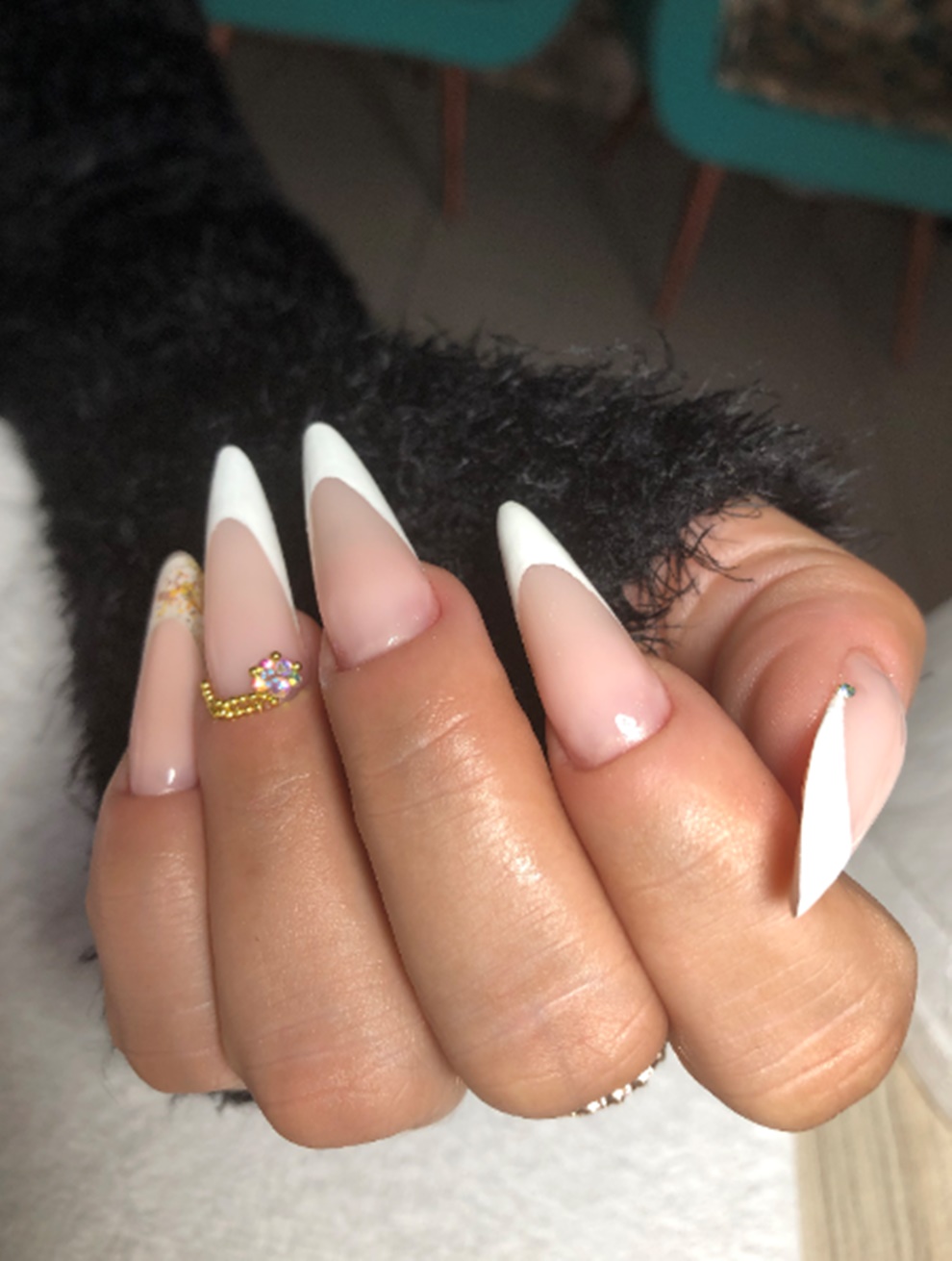 Unhas amendoada com francesinha colorida: Inspirações vibrantes