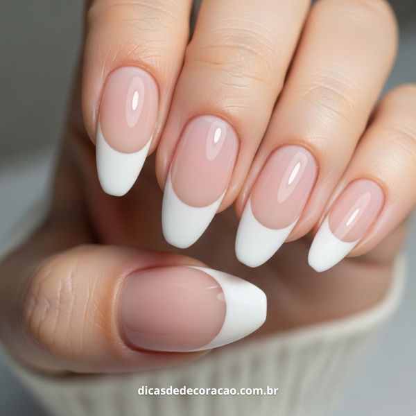 Unhas amendoada com francesinha colorida: Inspirações vibrantes