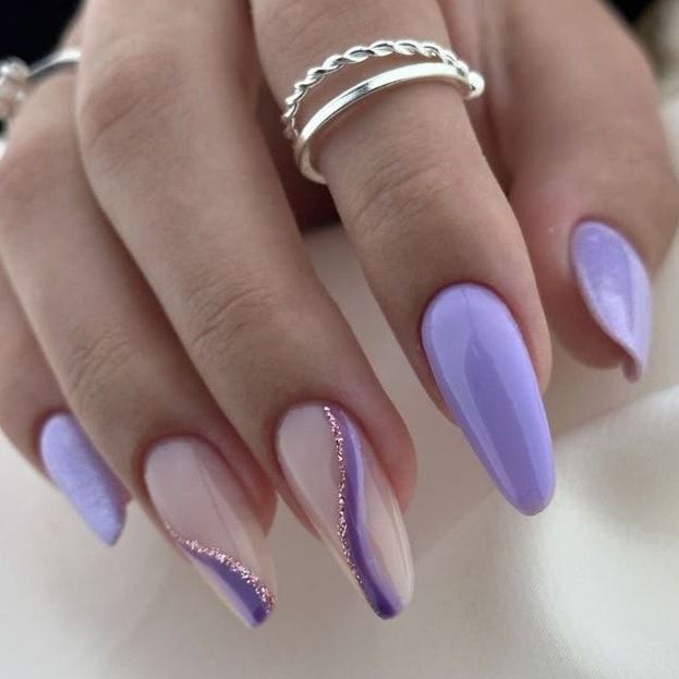 Unhas lilás com glitter branco