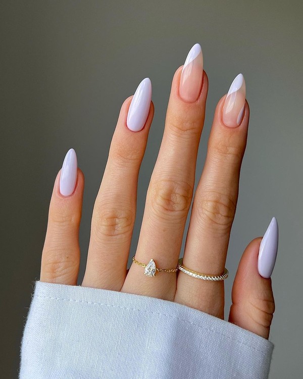 Unhas lilás com filha única branca