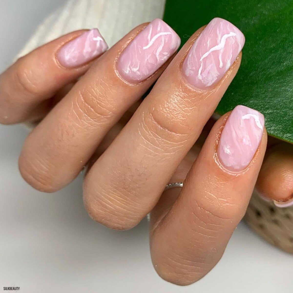 Unhas brancas com filha única lilás