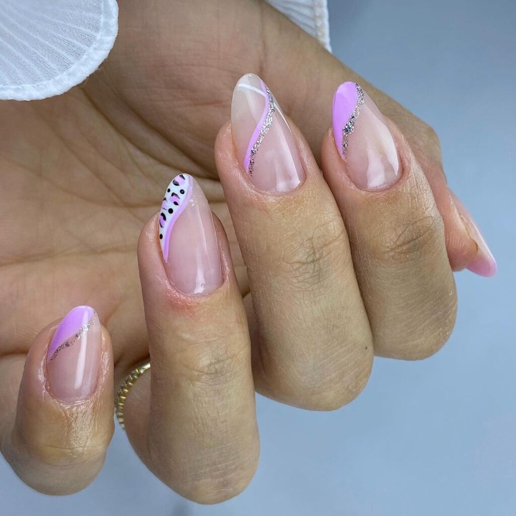 Unhas lilás com detalhes em branco