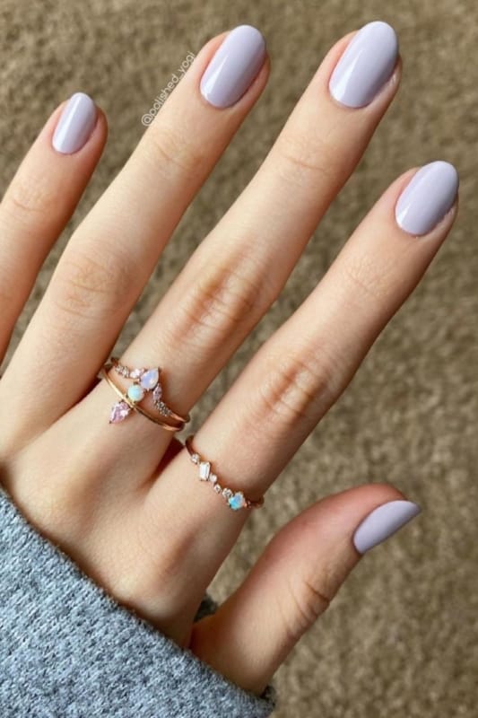 Unhas brancas com detalhes em lilás