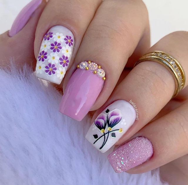 Unhas decoradas com adesivos 3D lilás e branco