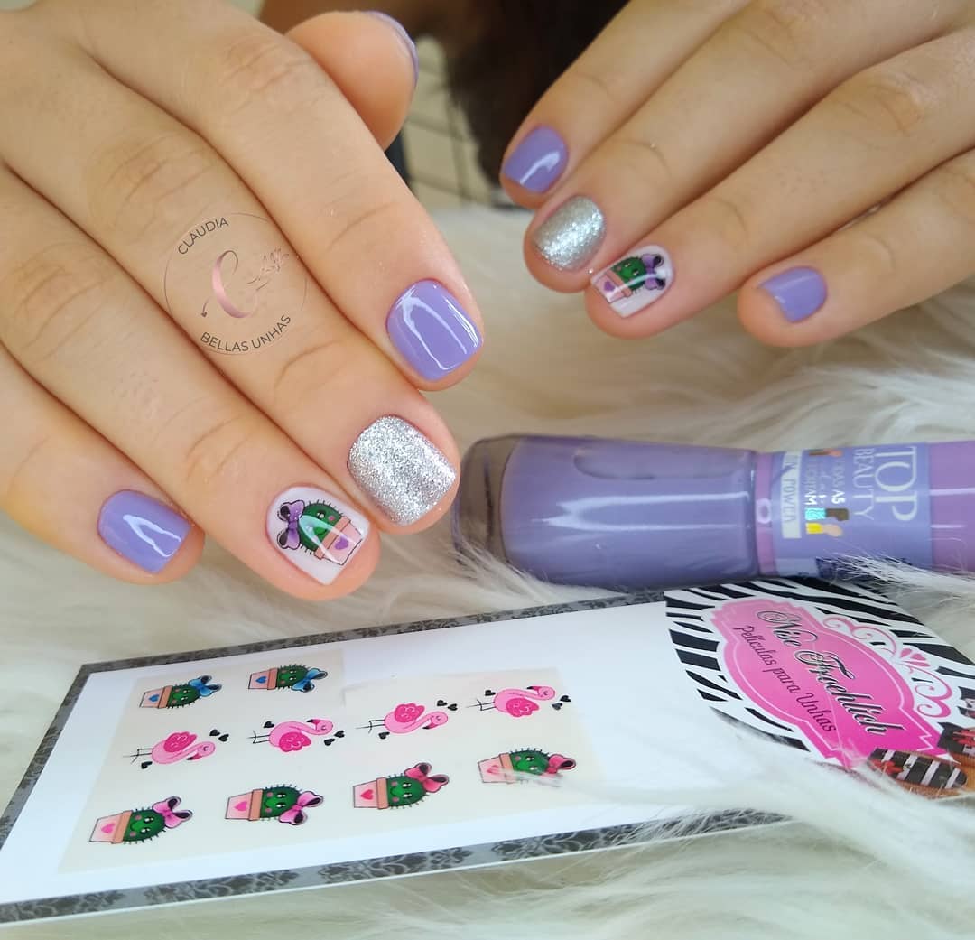 Unhas lilás com glitter branco