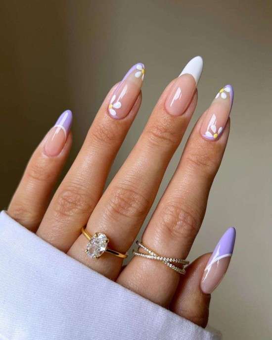 Unhas lilás com filha única branca