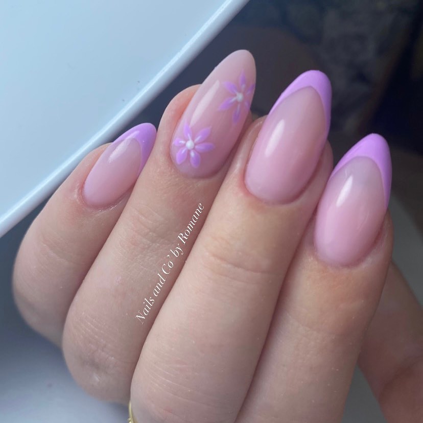 Nail art marmorizada lilás e branco