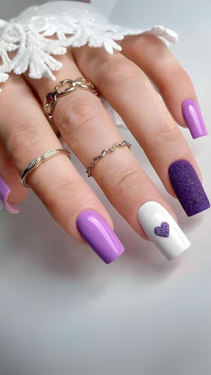 Unhas decoradas com adesivos 3D lilás e branco