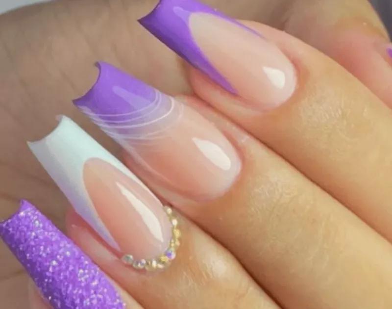 unha lilas com branco