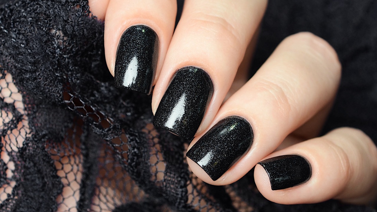 unha preta com glitter