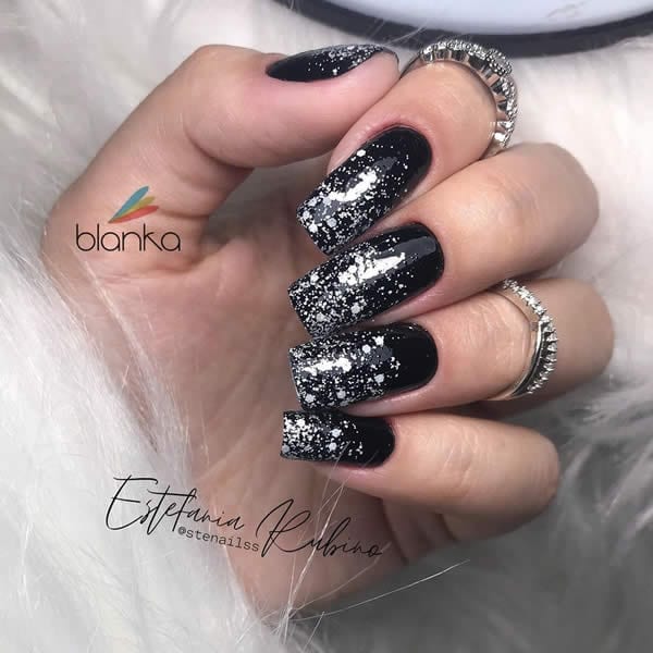 unha preta com glitter