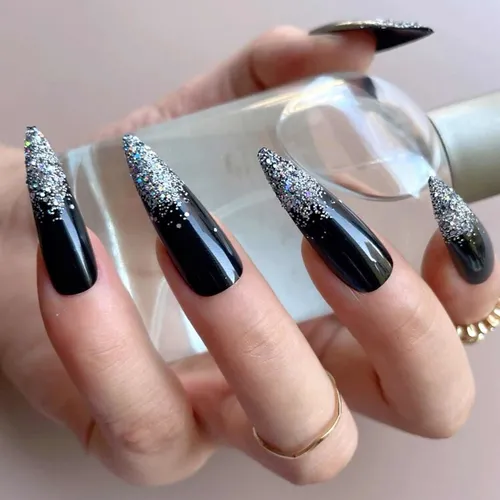 unha preta com glitter