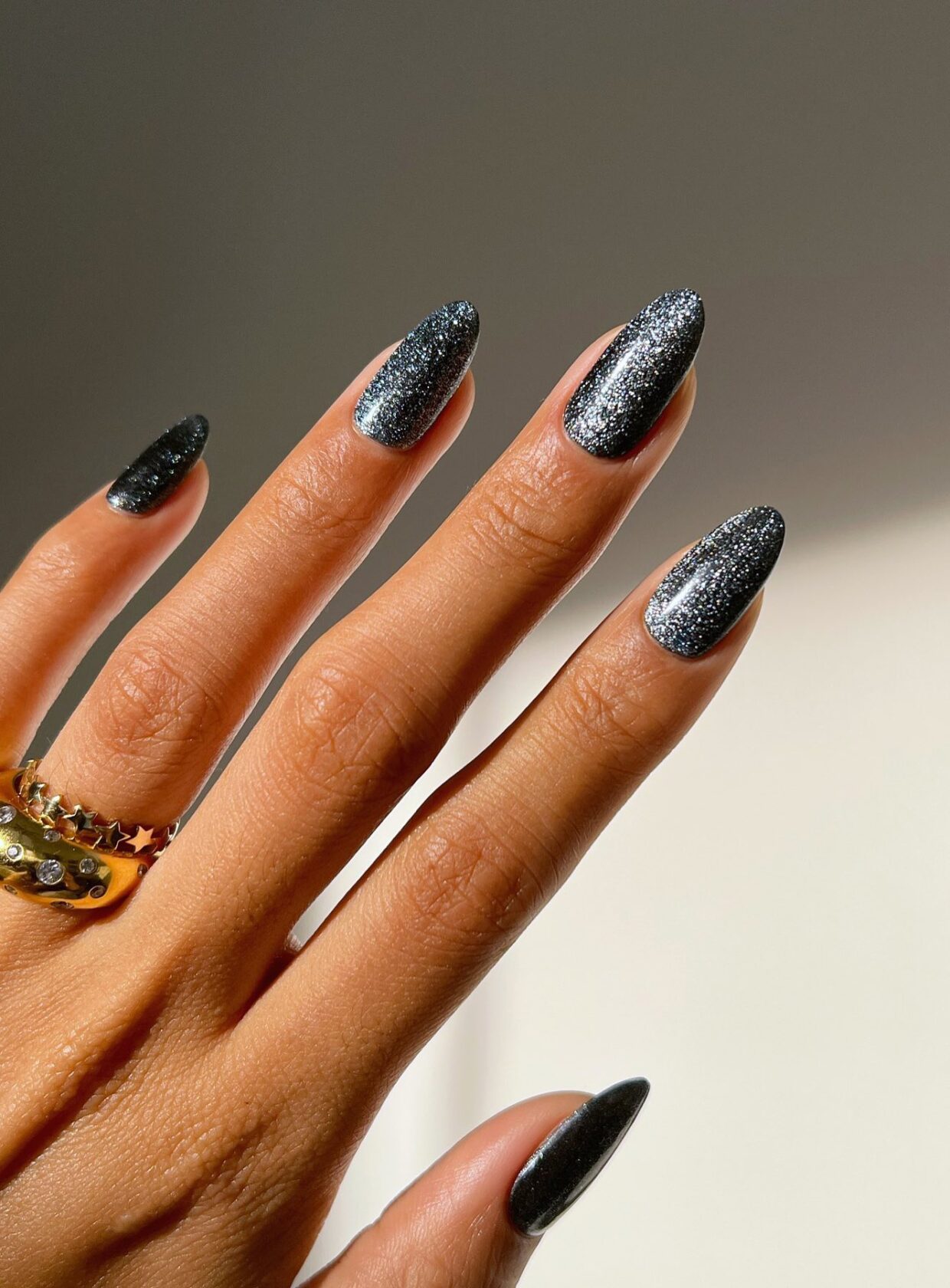 unha preta com glitter