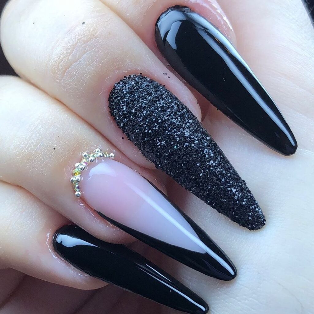unha preta com glitter