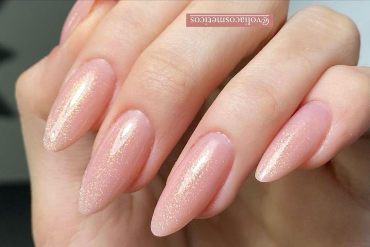 Unhas em Gel Rosa: Durabilidade e Glitter Encapsulado