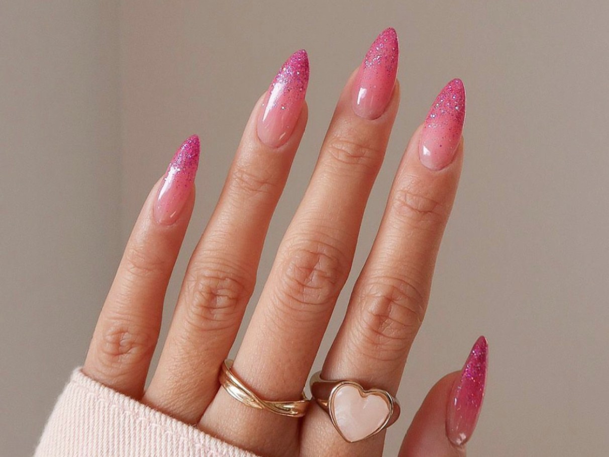 Cores que Combinam com Unhas Rosa Claro e Glitter