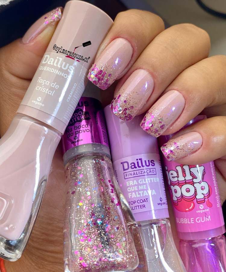 5 Estilos de Unhas Rosa Claro com Glitter para Cada Ocasião