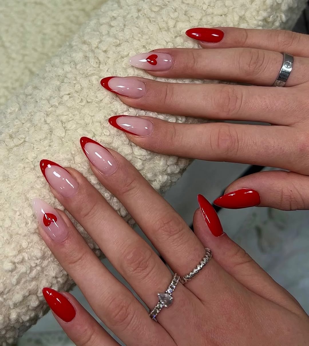 Unhas almond com francesinha vermelha: Elegância e modernidade