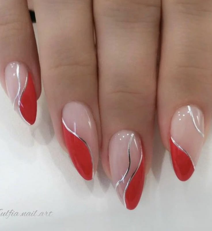 Unhas almond com francesinha vermelha: Elegância e modernidade