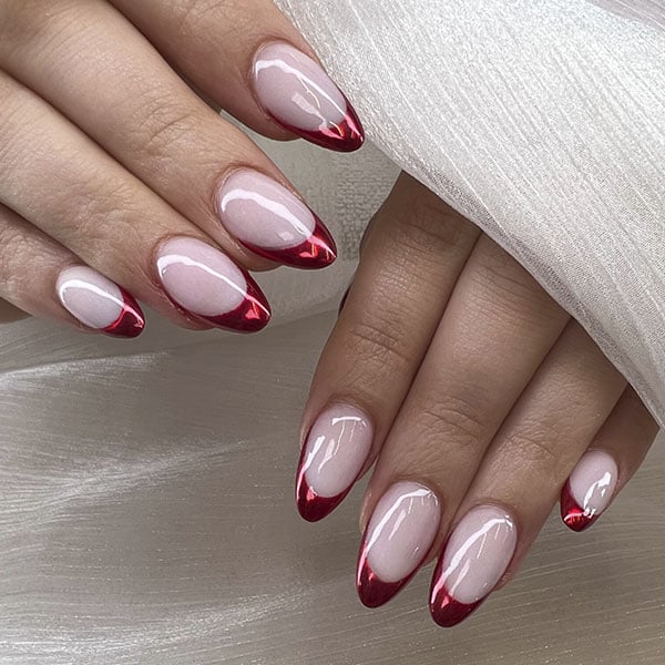 Unhas almond com francesinha vermelha: Elegância e modernidade
