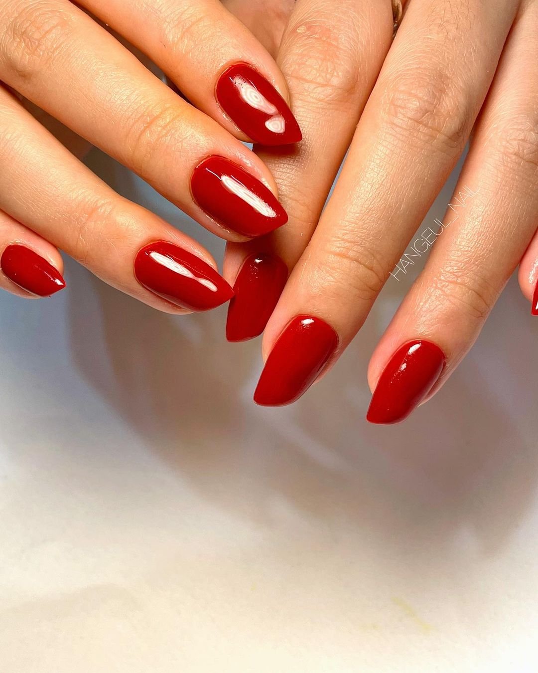 unhas amendoadas vermelhas