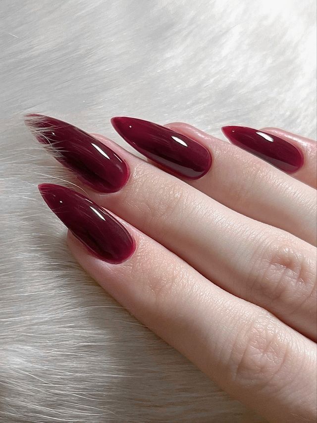 unhas amendoadas vermelhas