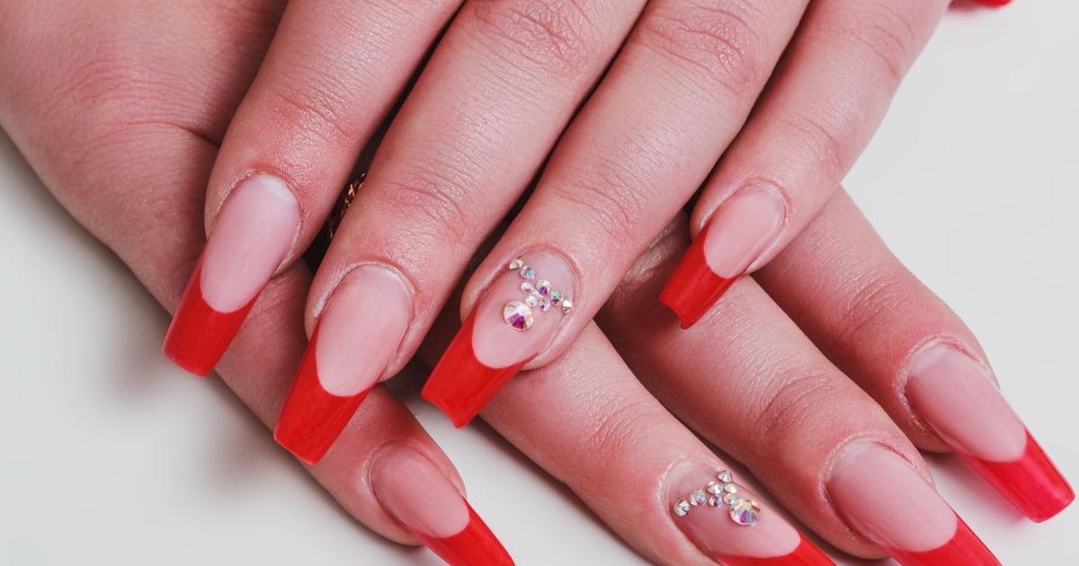 unhas amendoadas vermelhas